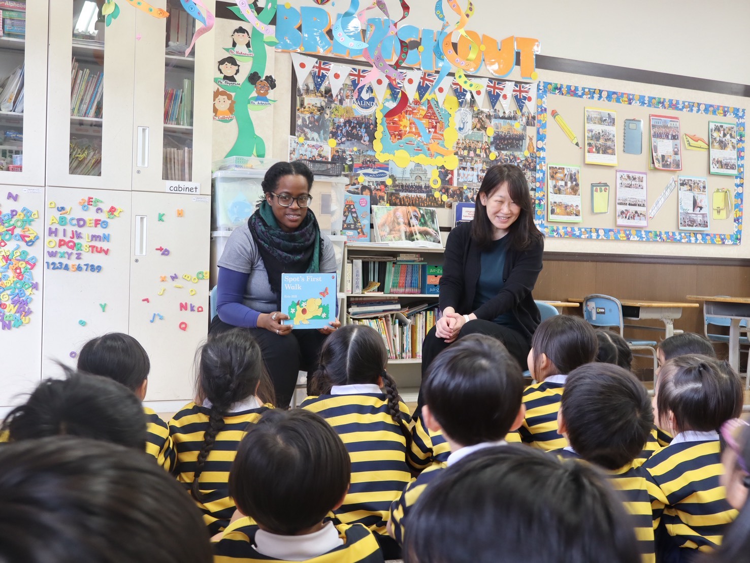 リリーベール小学校の英語授業で日本人教員とネイティブ教員によるチームティーチング形式の指導を受ける児童