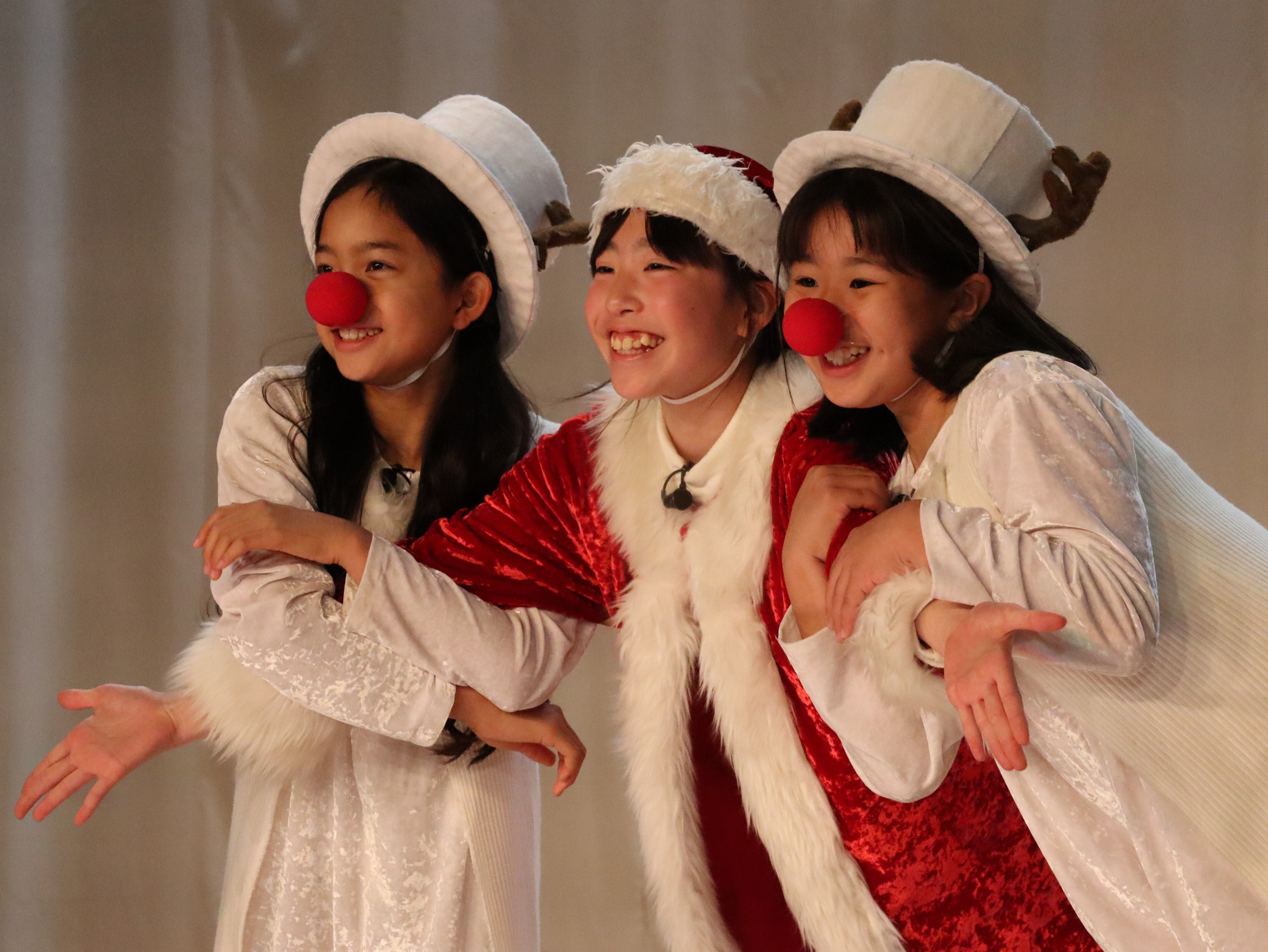 リリーベール小学校の年間行事クリスマス・アッセンブリーで児童がオリジナルミュージカルを上演する様子