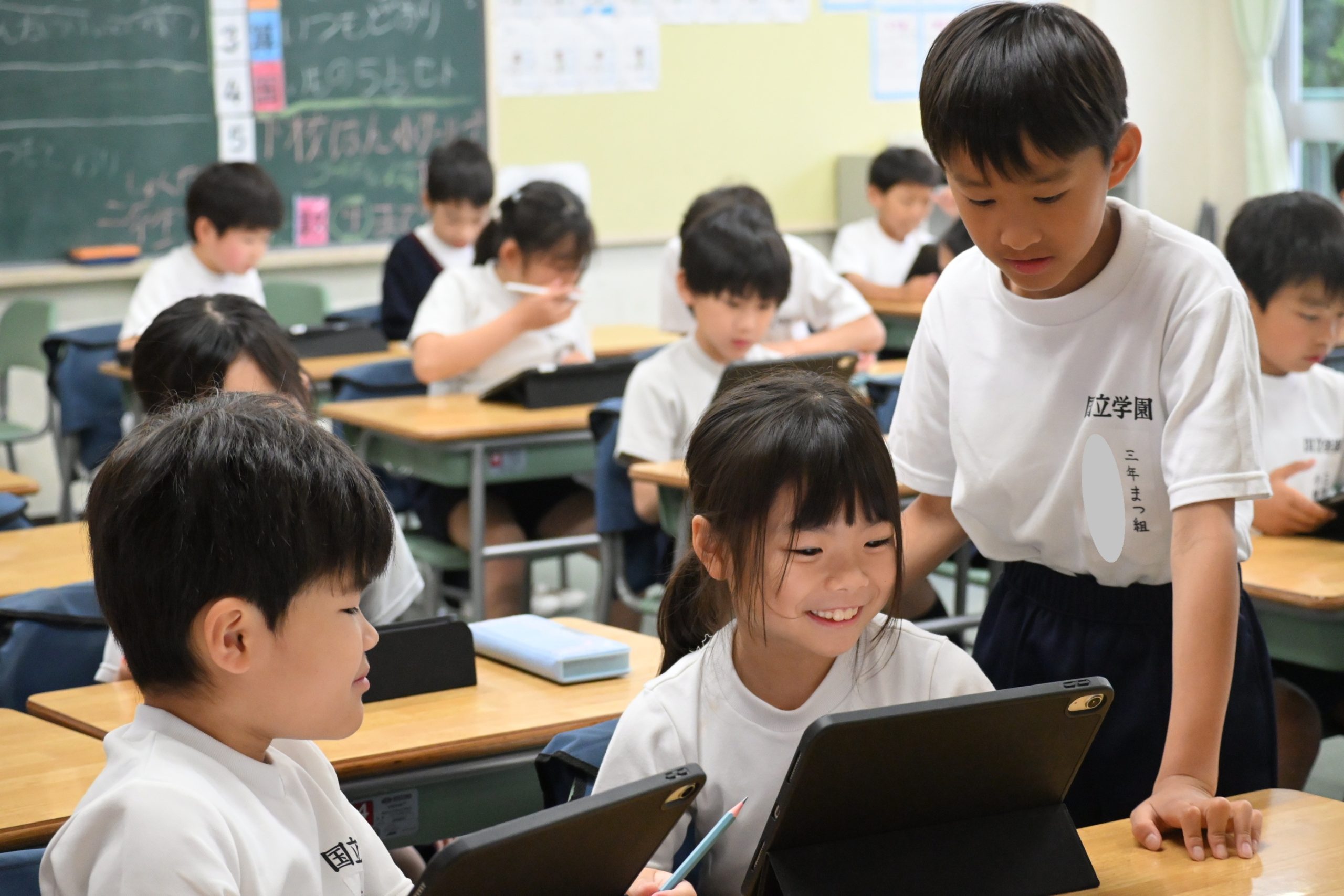 国立学園小学校の週1回15分の英語朝学習で各自のペースで英検Jr.® オンライン版ラーニングに取り組む児童