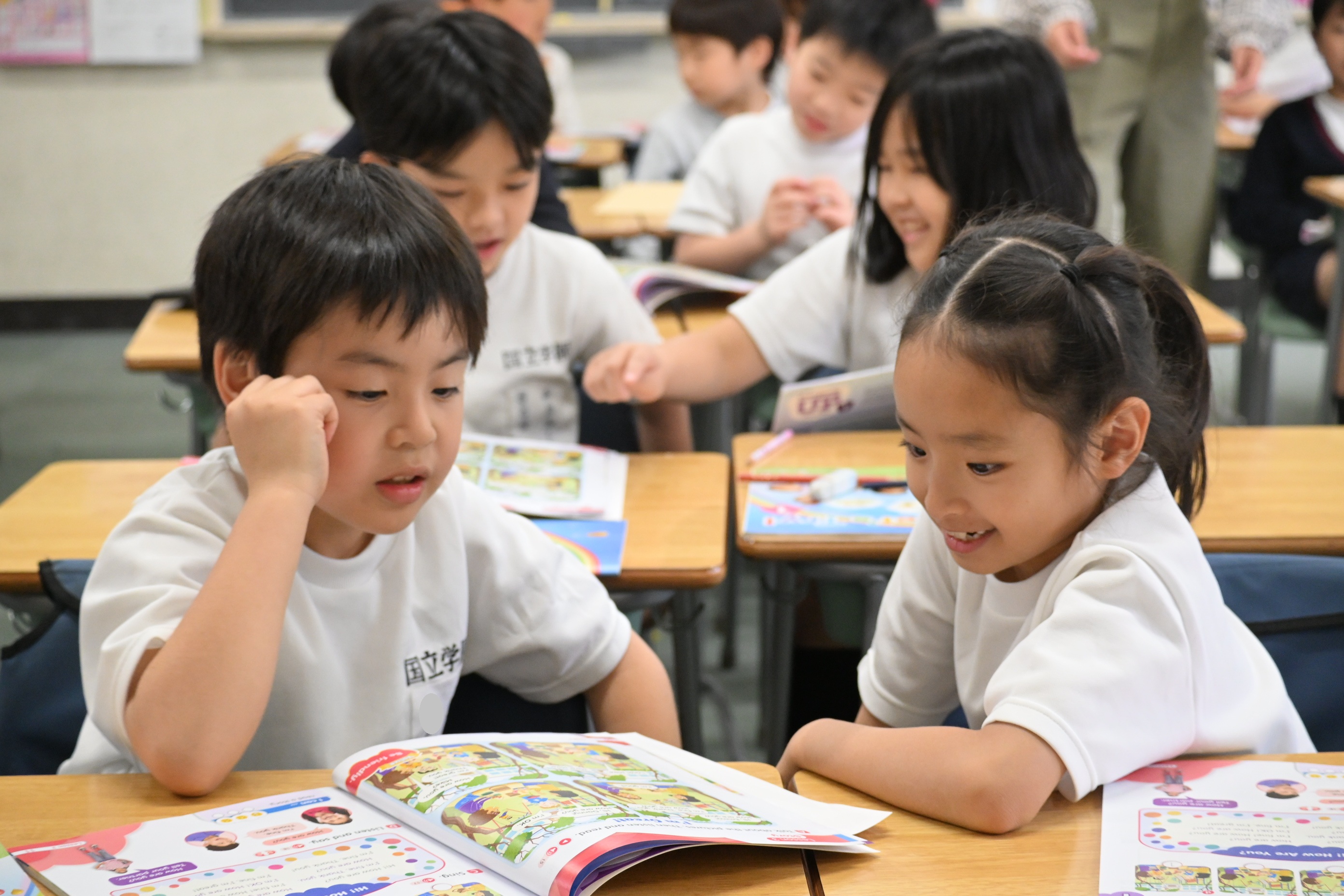 国立学園小学校で英検Jr.® で積み上げた語彙・リスニング力を活用し、週2時間に拡充した英語授業で学ぶ児童