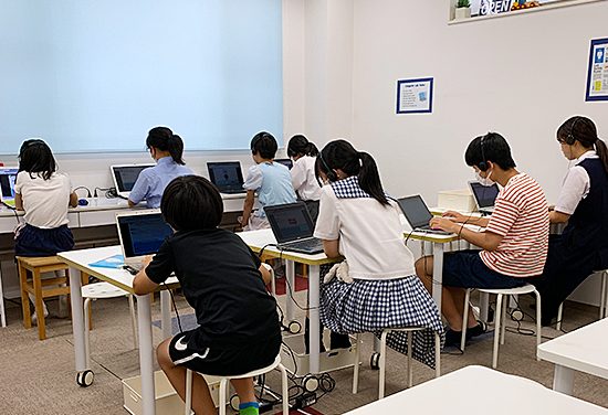 プレイグループ岡山校のアフタースクールで英検Jr.®と英検®取得を目指して集中してラーニングに取り組む小学生たち